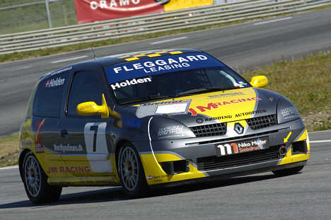 Martin Marrill overtager Michael Holdens bil.